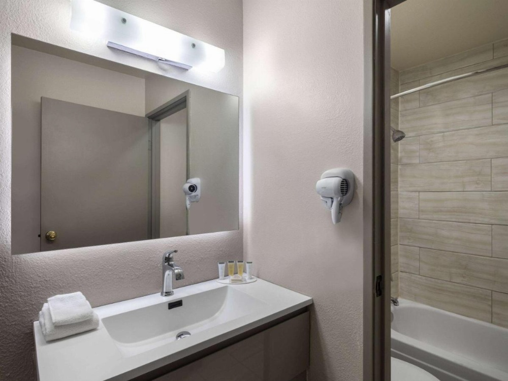 Days Inn by Wyndham Las Vegas Airport Near the Strip Image 6